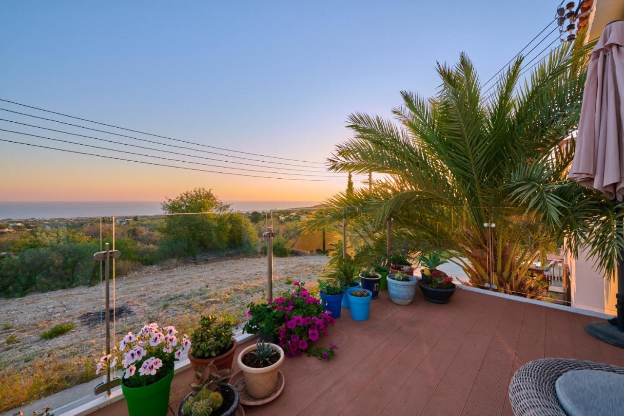 Villanelle Bed & Breakfast Welcomes Dog Lovers Only Tala Extérieur photo