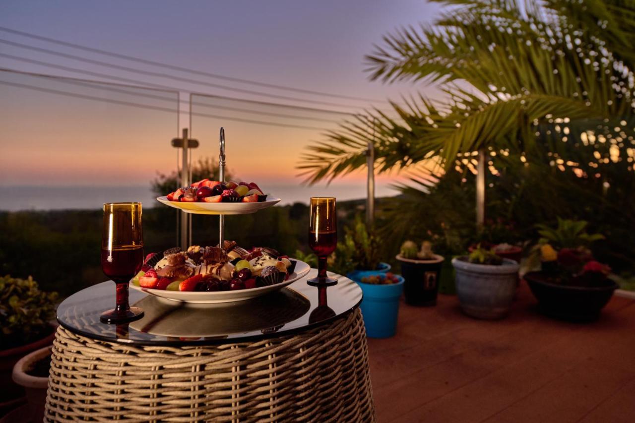 Villanelle Bed & Breakfast Welcomes Dog Lovers Only Tala Extérieur photo